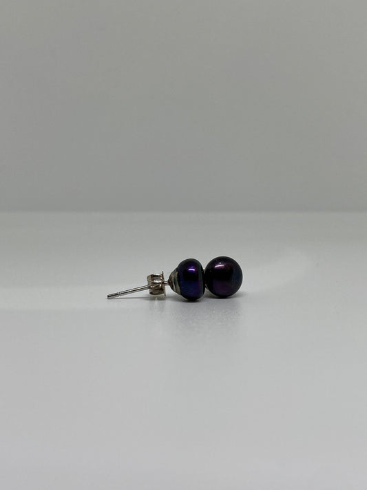 Fresh water pearl studs